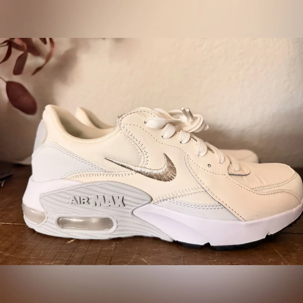Nike WOMEN'S NIKE AIR MAX EXCEE SNEAKERS size 8 NEW DX0113-002 NNT